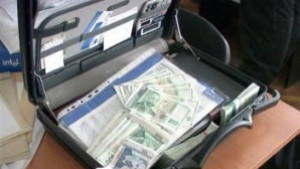 Две момичета откраднали пари от чанта на учителка