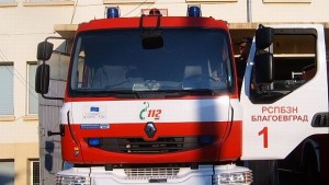 Два автомобила и заведение горяха в Пиринско