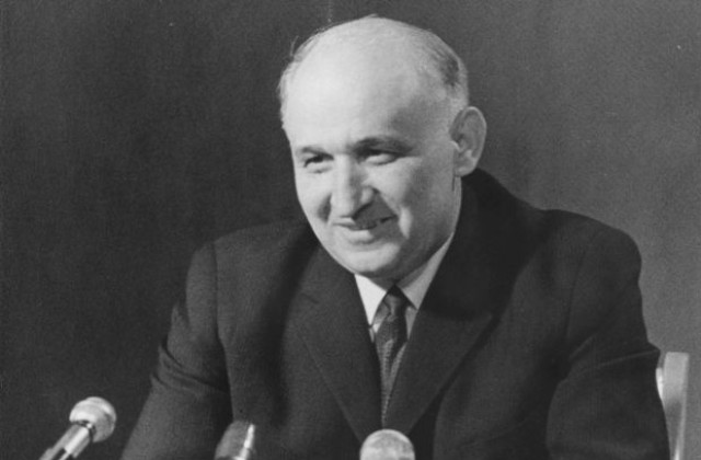 10 ноември: На пленум на ЦК на БКП е приета оставката на Тодор Живков