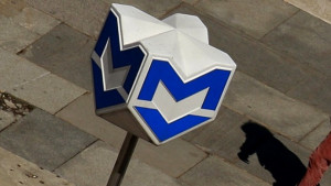 Метроводител помага на незрящи в подземната железница на София