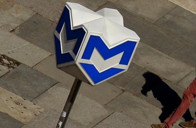 Метроводител помага на незрящи в подземната железница на София