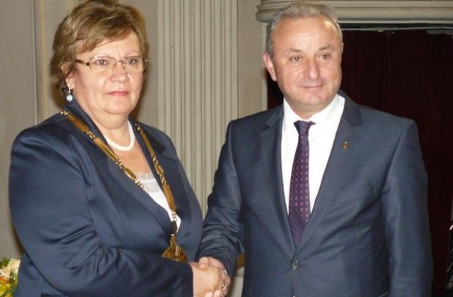 Корнелия Маринова пое управлението на Ловеч