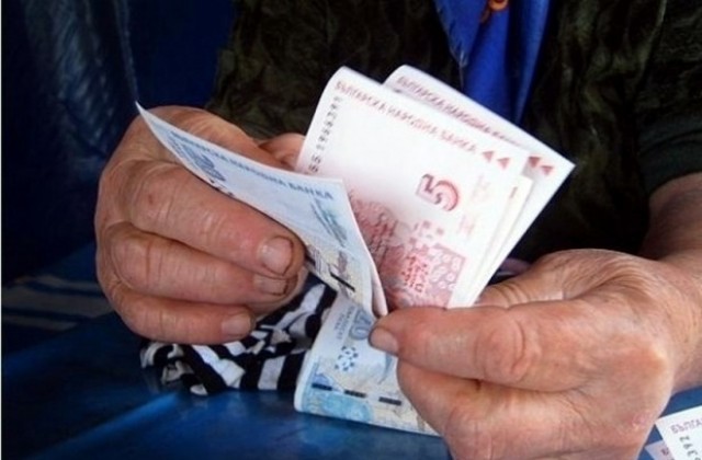 Поредна жертва на ало-измамници, баба им даде 3 бона