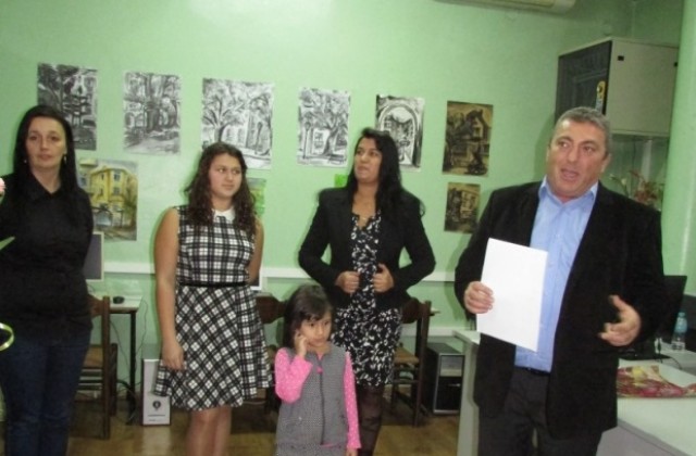 Откриха изложба на 15- годишната Димитрина Велкова в МИКЦ