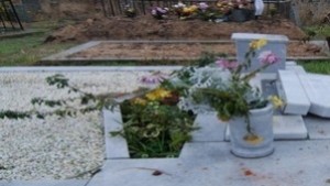 Махнаха входната такса за гробищата