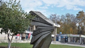 Местят паметника от градинката пред Автогарата