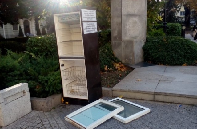 Изпочупиха вратите на хладилника за бедни в Пловдив