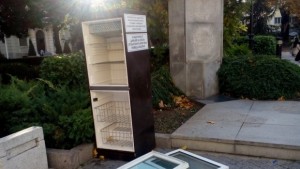 Изпочупиха вратите на хладилника за бедни в Пловдив