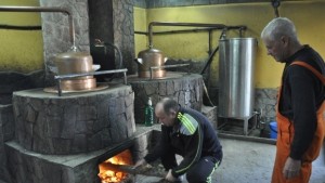 Държавата удари домашните казани за ракия