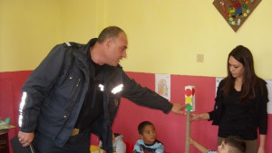 Полицаи и деца с беседа за безопасността на пътя