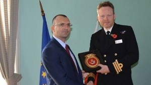 Областният посрещна британски моряци