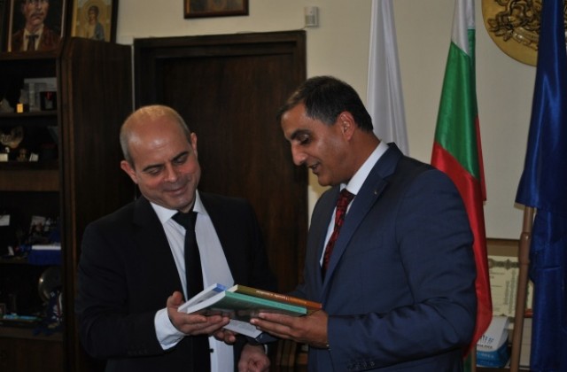 Кметът на Русе и Палестинският посланик обсъдиха възможностите за побратимяване