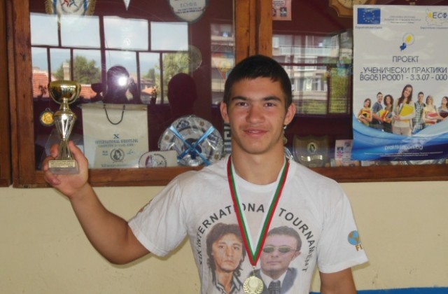 Медали за кюстендилската борба от турнир във Враца