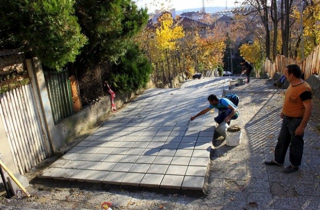Във Вeлико Търново продължават ремонтите на пътища, улици и тротоари