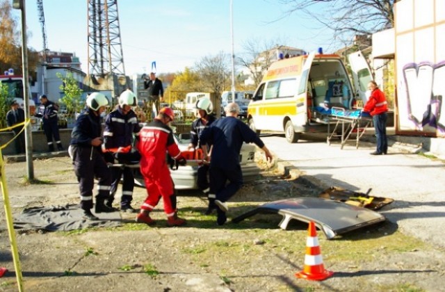 Ученици гледаха как се спасява тежко пострадал при пътен инцидент