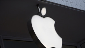 Apple патентова смартфон който изплюва вода когато бъде намокрен