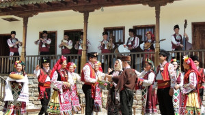 Фолклорен ансамбъл Тунджа обявява свободни работни места