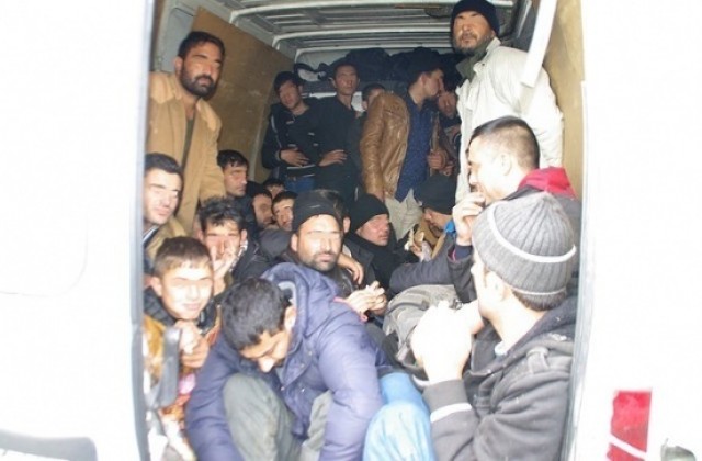 Нови 35 бежанци заловиха на Тракия
