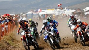 Купи и туби с вино за победителите в мотокроса в