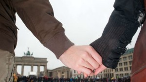 Париж бавно се съвзема след кървавата драма но шокът остава