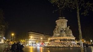 Парижани се опитват да се държат но фойерверки показаха колко