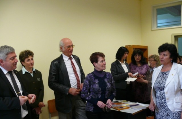 Преподаватели от три катедри в РУ показват публикации от изследвания в областта на математиката