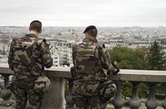 Един от заподозрените за атентатите в Париж преминал два пъти през Чехия