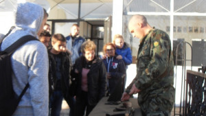Ученици преминават задължителна военна подготовка