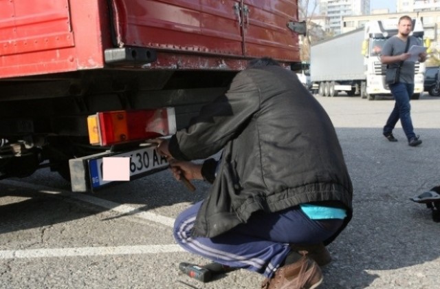 КАТ спира да регистрира коли, свършиха табелите