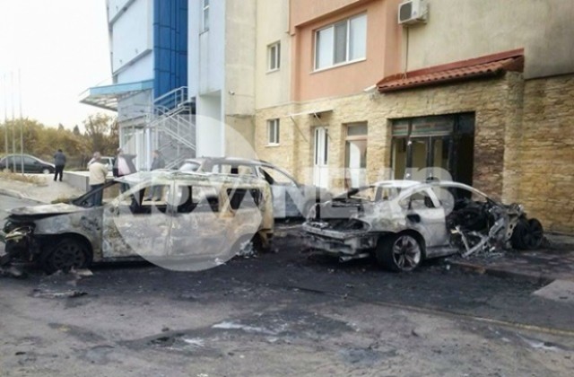 Разследват умишлен палеж на трите изгорели коли във Варна (СНИМКИ)