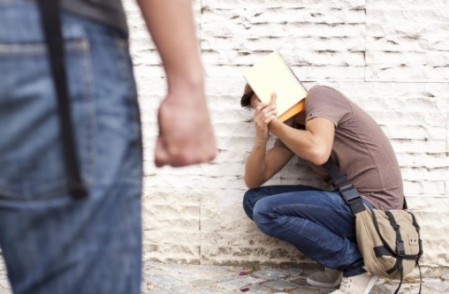 Трима мъже пребиха младеж в Асеновград