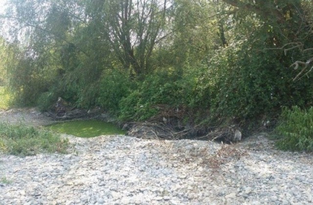 Установиха замърсяване на река Белица в град Костинброд