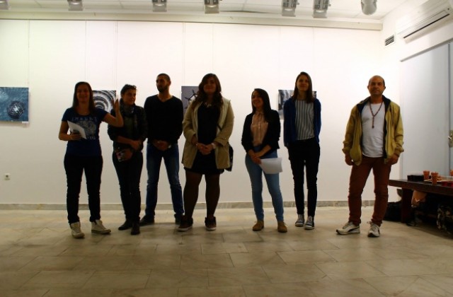 Студенти показаха 365 снимки без тема