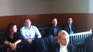 Ръчно броят бюлетините за избор на общински съветници от 14