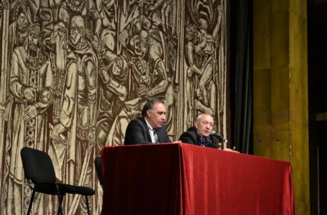 Общината ще съдейства за преодоляването на трудностите в театъра