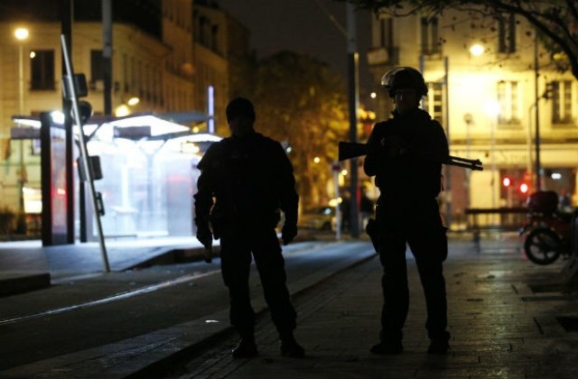 Полицията щурмува Сен Дени, търси организатор на атаките в Париж