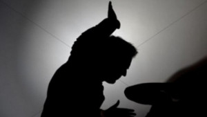 Мъж преби съседка заради забележка че не внася пари в