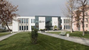 Известен френски професор изнася лекция за вирусните инфекции