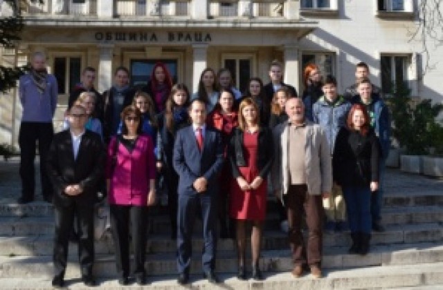 Кметът на Враца посрещна 20 ученици по проект Еразъм плюс