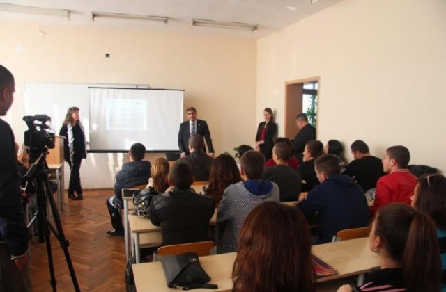 16 студенти на ВТУ изучават арабски език