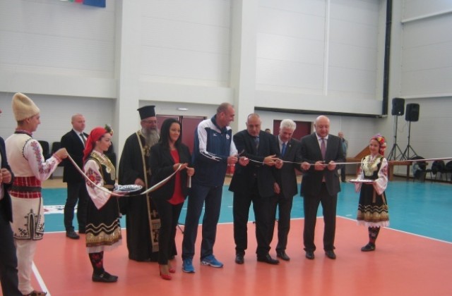 При засилена охрана Борисов откри спортната зала в Дупница