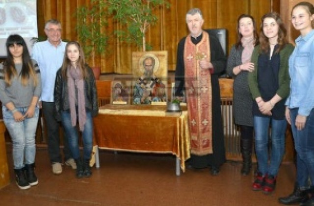 Монтански математици дариха икони за българската експедиция в Антарктида