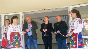 Откриха обновената спортна зала в Лозница