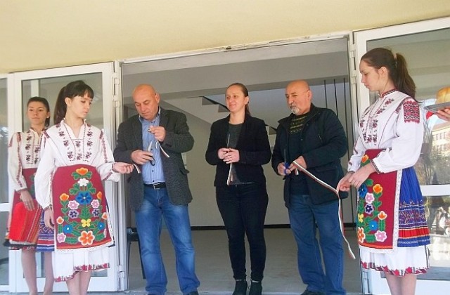 Откриха обновената спортна зала в Лозница