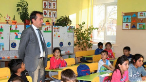 Френският посланик посети ромския квартал в Каварна