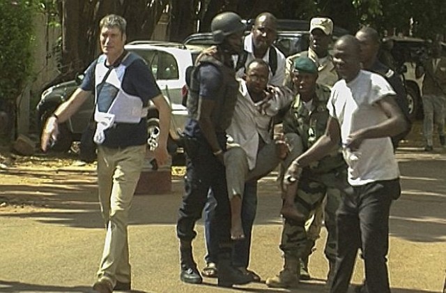 Заложническата драма в Мали приключи с 27 загинали (СНИМКИ)