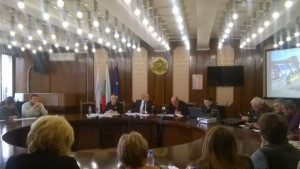 Спешно запълват дупки на няколко места в Общината преди първия