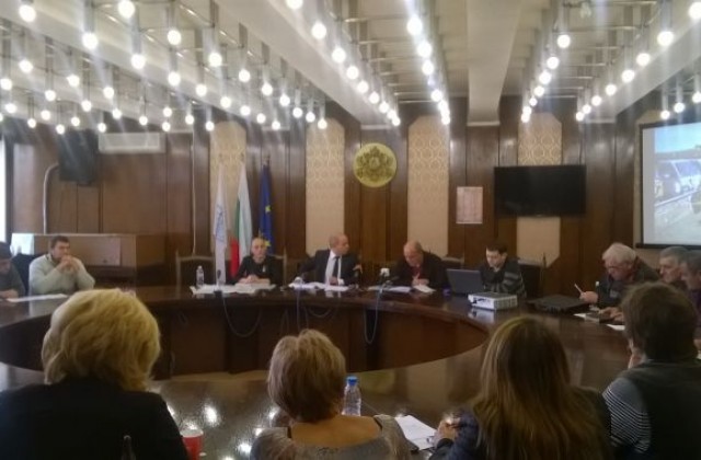 Спешно запълват дупки на няколко места в Общината, преди първия сняг