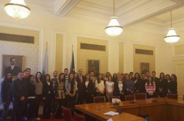 Студенти коментираха републиканския бюджет с народни представители от ГЕРБ