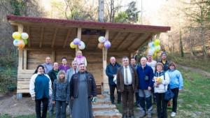 Осветиха кът за отдих в зелена местност край В Търново